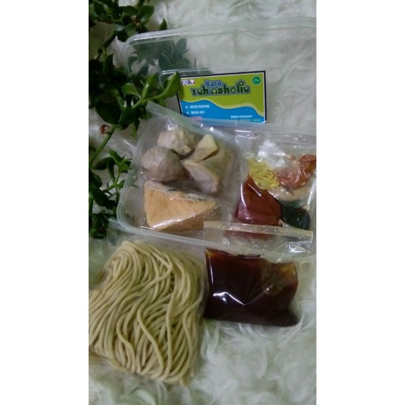 

MIE YAMIN PISAH KUAH KOMPLIT SPECIAL TEH ASHOLIE IMU GARUT