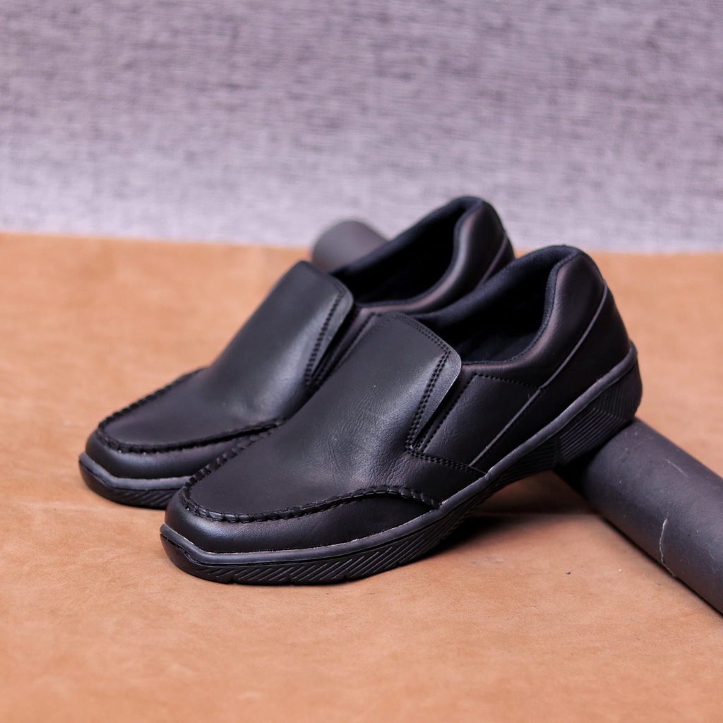 MOLK Sepatu Kasual Slip On Pria Hitam Semi Formal Sepatu Kulit Sintetik Kerja Kantor Kuliah Simple Murah Anti Slip