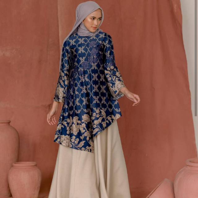 Flores tunic mountain wearing klamby