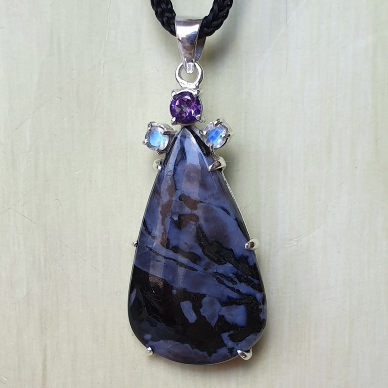 Liontin Indigo Gabbro / Mystic Merlinite