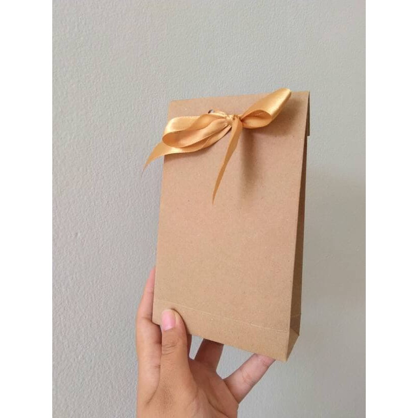 

Paperbag Souvenir Paper bag : Ukuran M + pita kraft liner 150gr