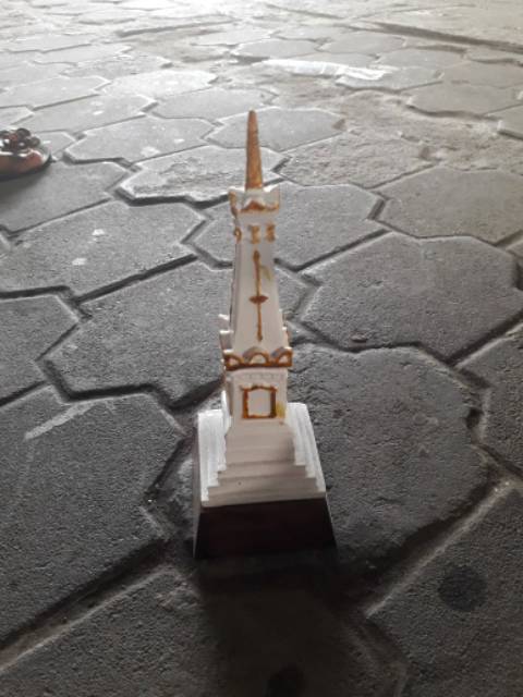 MINIATUR TUGU JOGJA BAHAN KAYU UKURAN 20x7x7 cm - SOUVENIR YOGYAKARTA - DEKORASI RUMAH MURAH