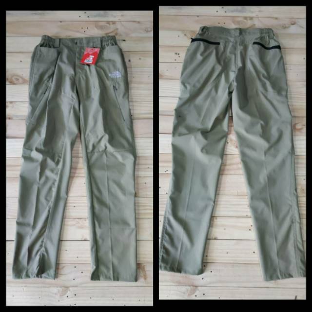 Celana panjang The North Face.
