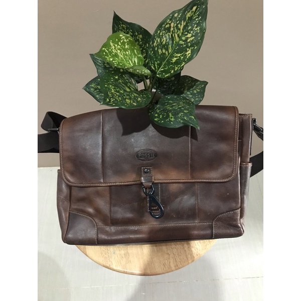 fossil messenger leather