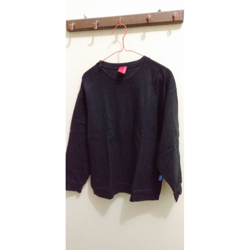 Sweater hitam polos