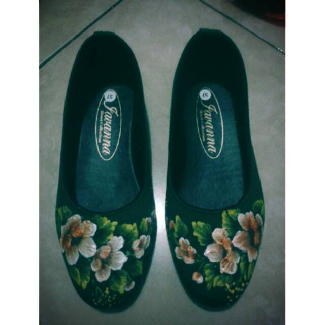 

Sepatu canvas lukis hijau