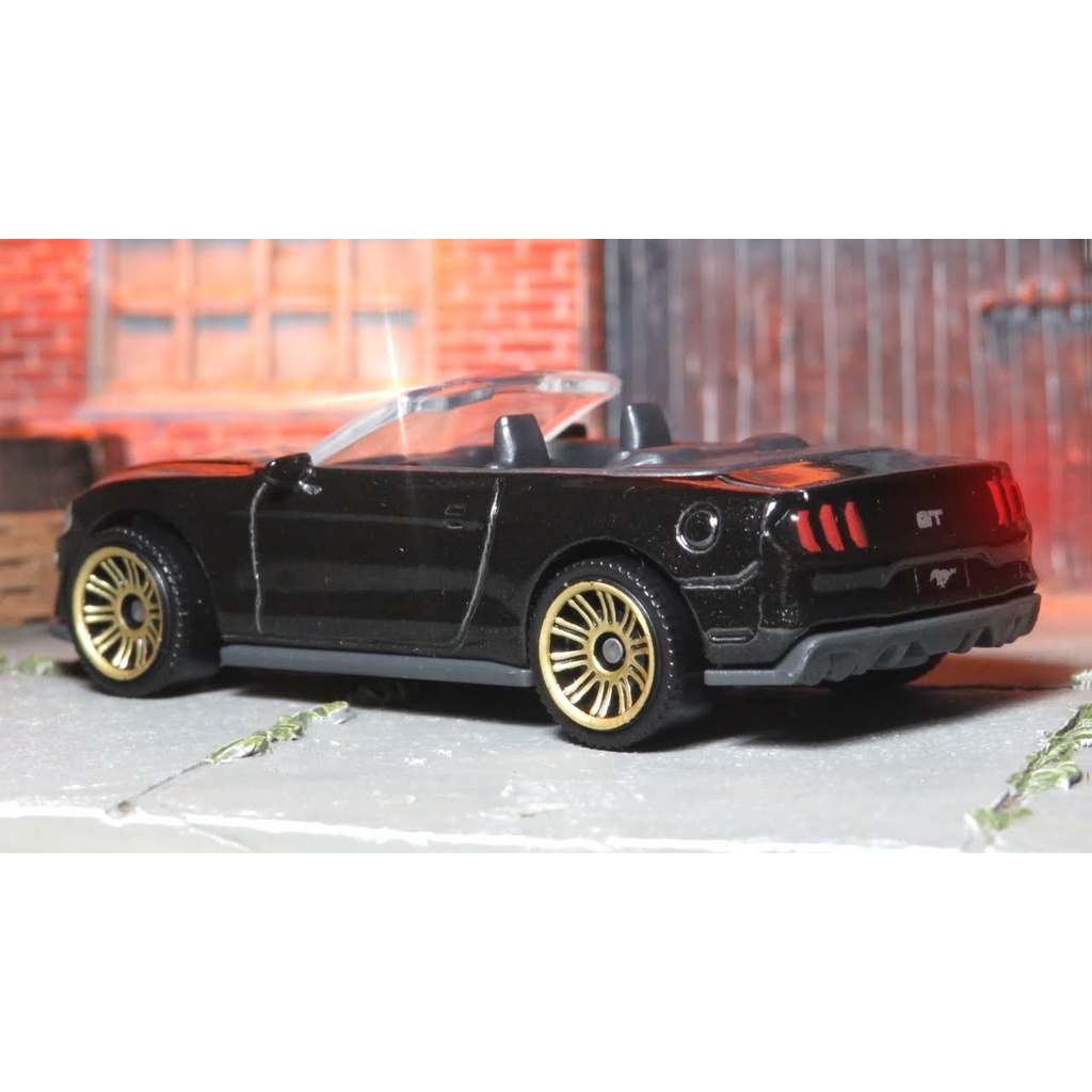 Matchbox 2018 Ford Mustang Convertible Hitam