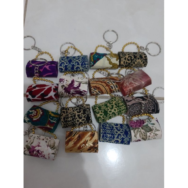 gantungan kunci untuk souvenir pernikahan. tas kecil murah. warna campur.