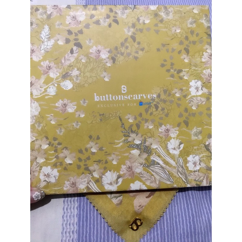 Buttonscarves daisy yellow
