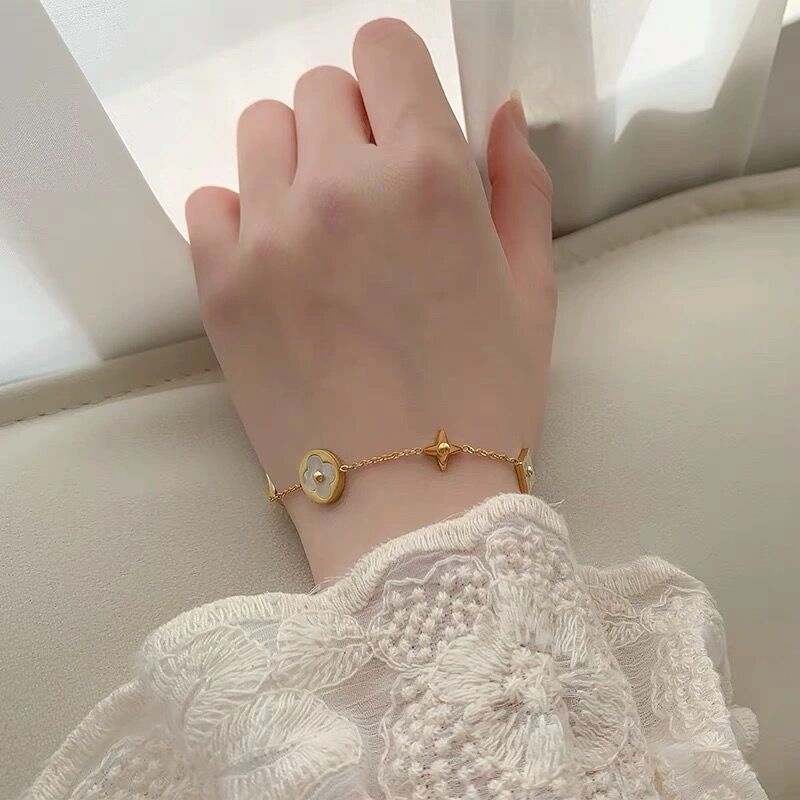 Gelang rantai titanium wanita Anti karat Bracelet cantik Emas Semanggi Beruntung Aksesoris Korea