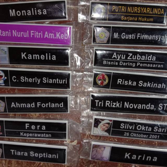 

Nametag akrilik peniti