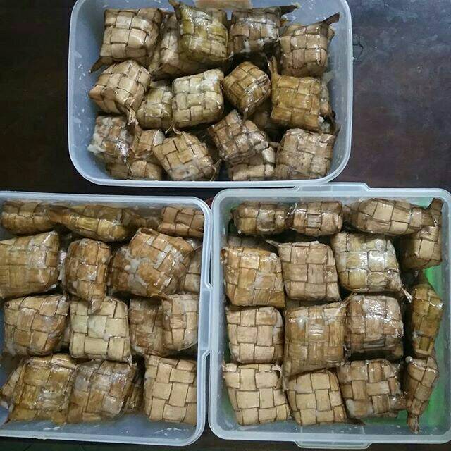 

Ketupat Ketan Santan khas Ketapang Kalimantan Barat Oma Via