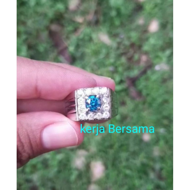 cincin berlian biru samping putih ikat emas putih