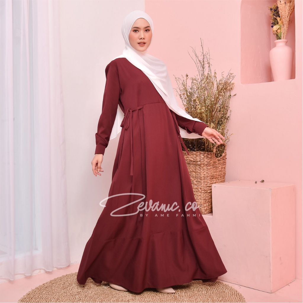 Amelia Maxi Dress Polos Casual Daily Dengan Aksen Ruffle Dan Belt Ikat Pinggang Di Samping Gunakan Produk Original Premiun By ZEVANIC.CO-MAROON