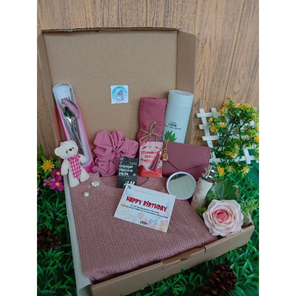 

TERMURAHHAMPERS/KADOCEWEK GIFTBOX KADO ULANG TAHUN KAOS H.M JILBAB BELLA BONEKA DOMPET BOTOL PASMINA PAKET 1