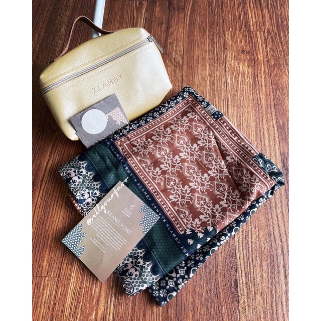 WEARING KLAMBY JULANG SCARF