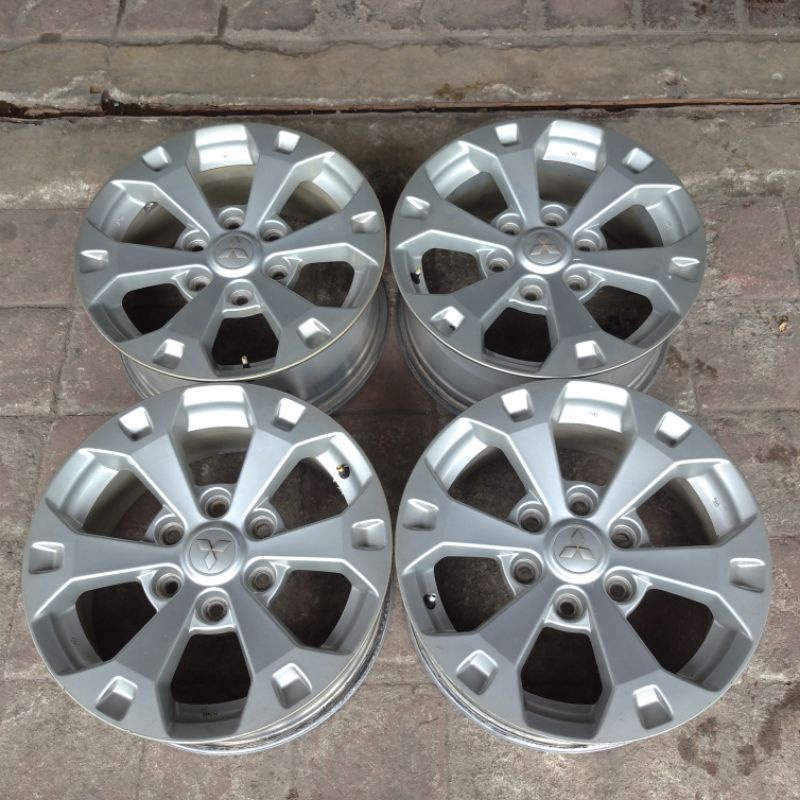 VELG MOBIL BEKAS COPOTAN PAJERO RING 17 WARNA SILVER