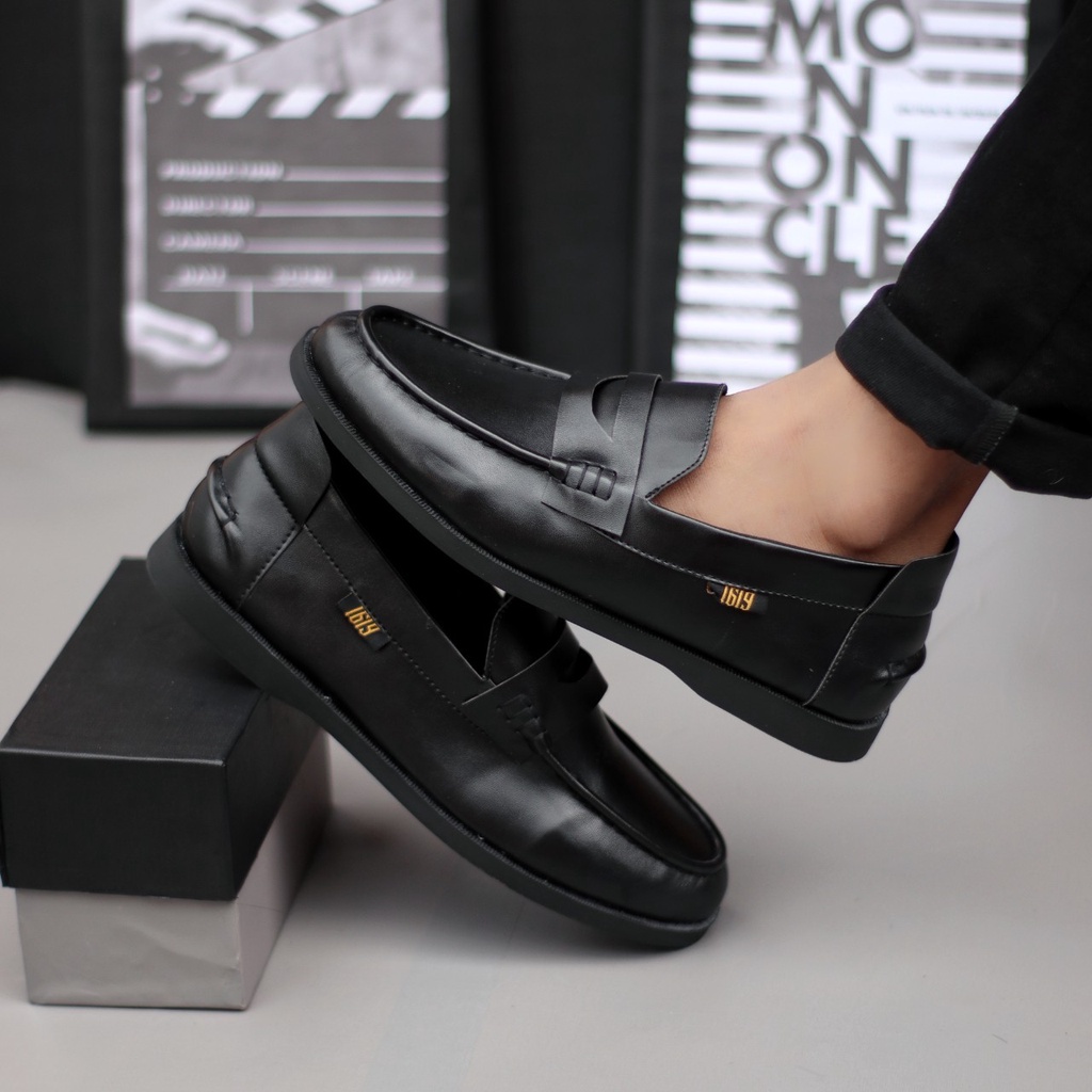 PENNI Sepatu Slip On Pria Casual Kulit Sintetik Pantofel Hitam Kerja Kantor Semi Formal