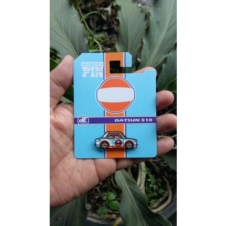 Pin Model Datsun 510 Biru Orange