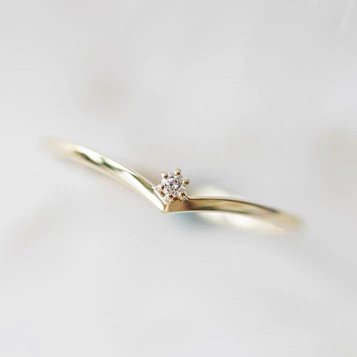 Cincin Lapis Emas 14K Bentuk V Aksen Berlian Kubik Zirkonia Untuk Pernikahan