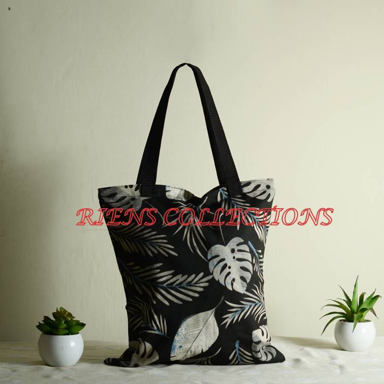 RIENS COLLECTIONS. TOTEBAG KANVAS MOTIF FLORAL LATAR HITAM. Riens Collections