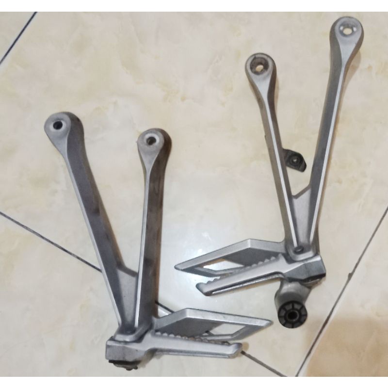Postep pijakan kaki belakang CBR150R CB150R CB old Original