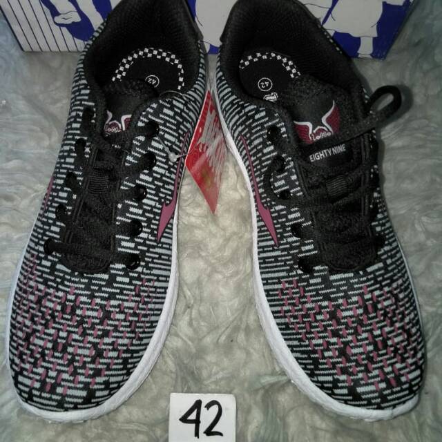 Sepatu sport loggo size 42