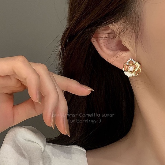 Anting Tusuk Bentuk Bunga Hollow Aksen Mutiara Bahan Metal Gaya Vintage Korea Untuk Wanita