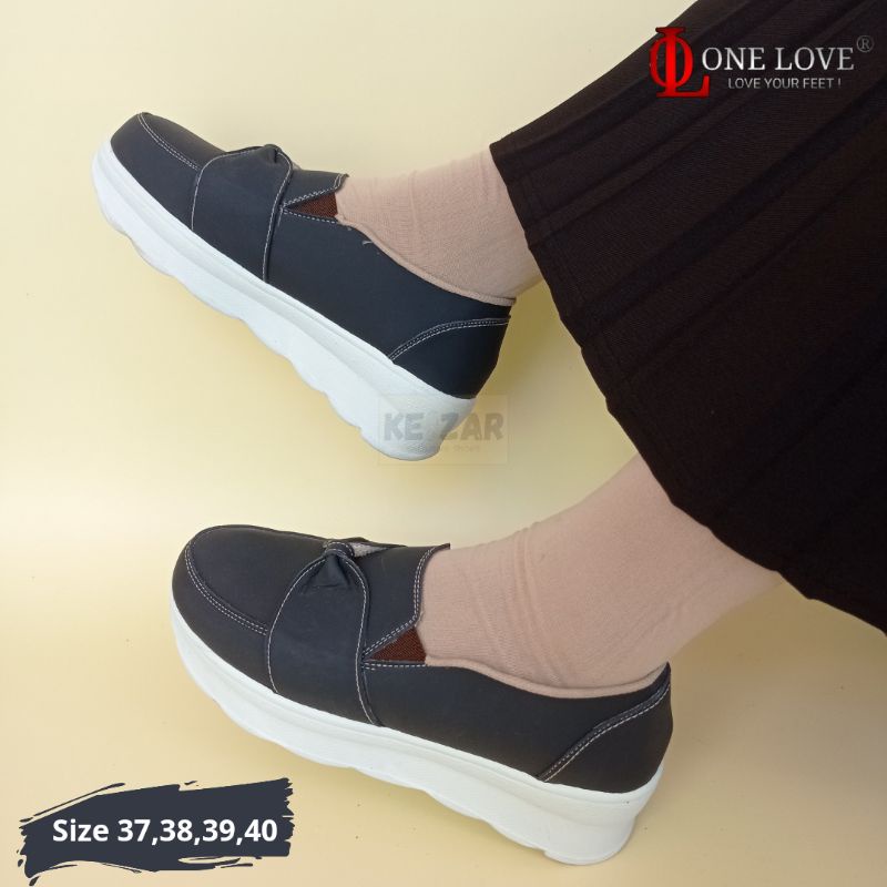 Sepatu wedges putih warna navy dengan sisi karet antiselip One Love