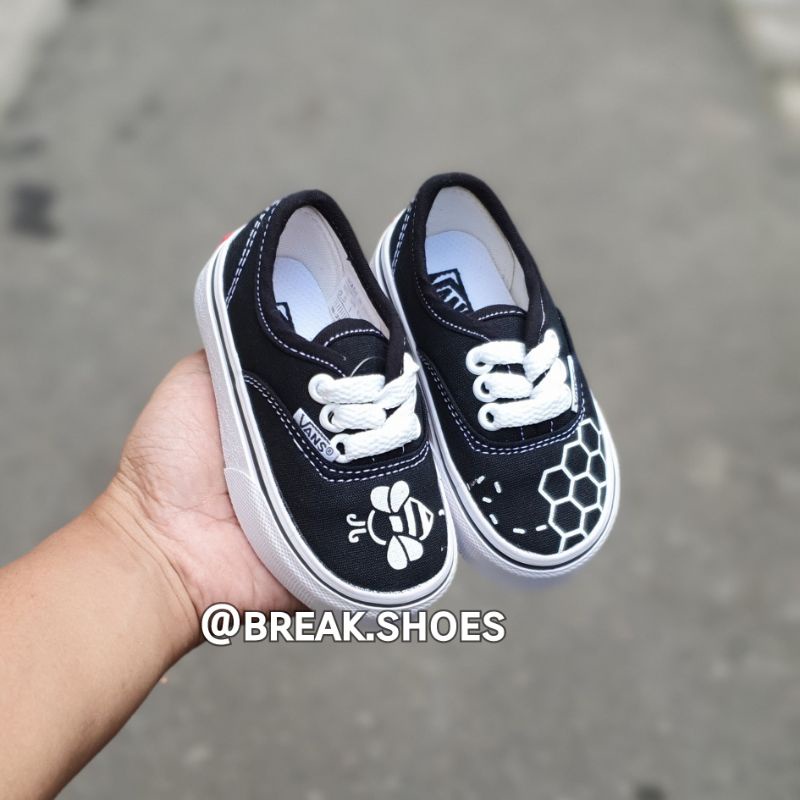 Sepatu anak autentik/authentic tali motif lebah madu black white