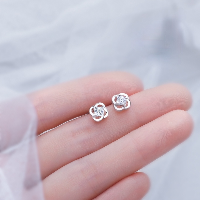 Empat Daun Semanggi Moissanite Stud Earrings Wanita Tunggal Berlian Sederhana Fleksibilitas dan Kepribadian Bermutu Tinggi Anting-Anting Baru