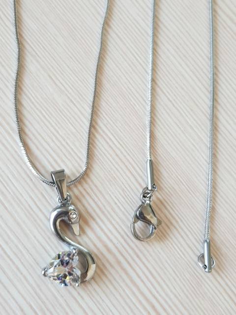 Kalung Titanium Silver Motif Angsa Import Antikarat