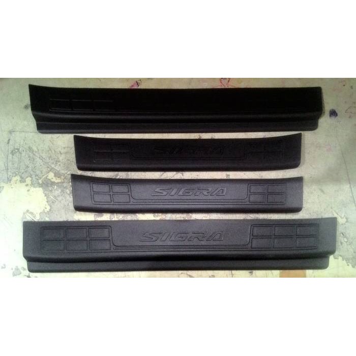Sillplate Samping Sigra Pelindung Pijakan Kaki Pintu Mobil Hitam Plastik ABS