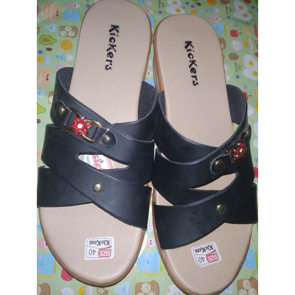 Sepatu sandal Kickers