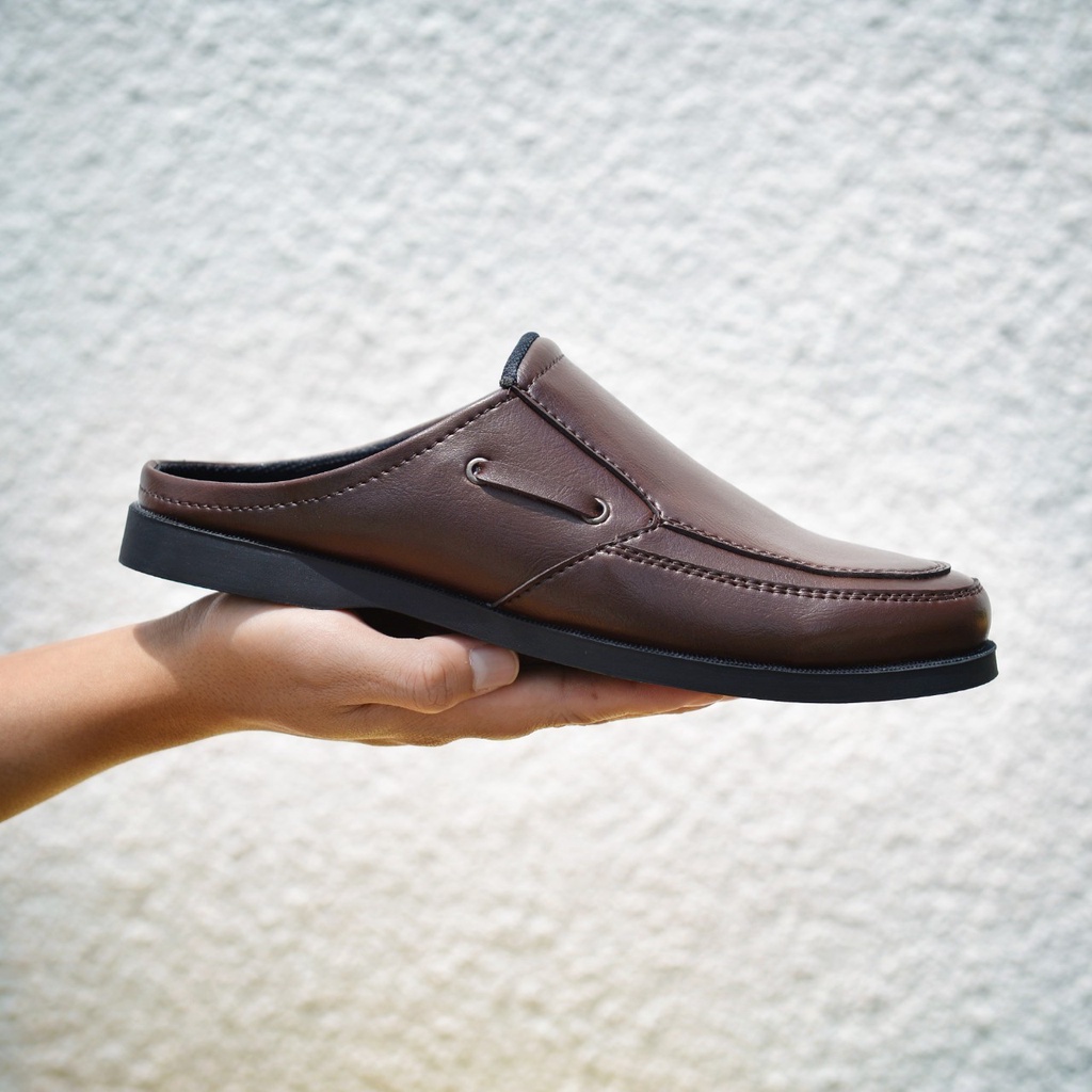 RIONZ X CESTER BROWN SERIES - Sepatu Casual Santai Slip On Pria Mules Semi Formal Hitam Coklat Tutong Bustong Cowok Dewasa Kulit PU Asli Original Kuliah Kantor Pesta Kondangan Pernikahan Kerja Dinas Perkantoran Gaya kekinian Terlaris Murah Trendy Terbaru