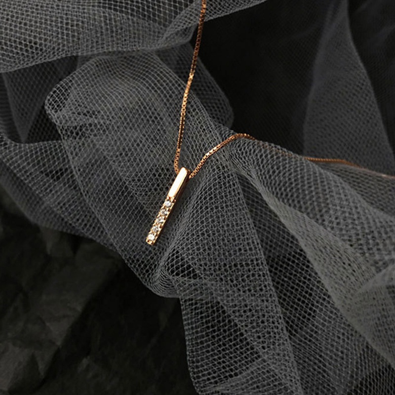 Kalung Rantai Klavikula Hias Liontin Strip Geometris Aksen Berlian Untuk Wanita