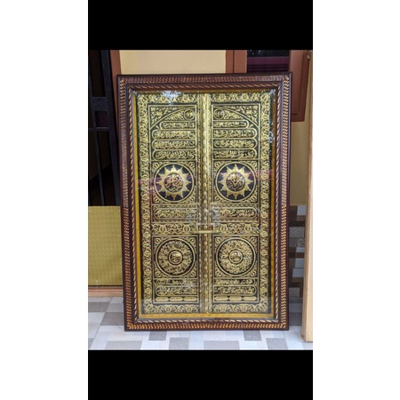 kaligrafi kuningan pintu kabah blok hitam