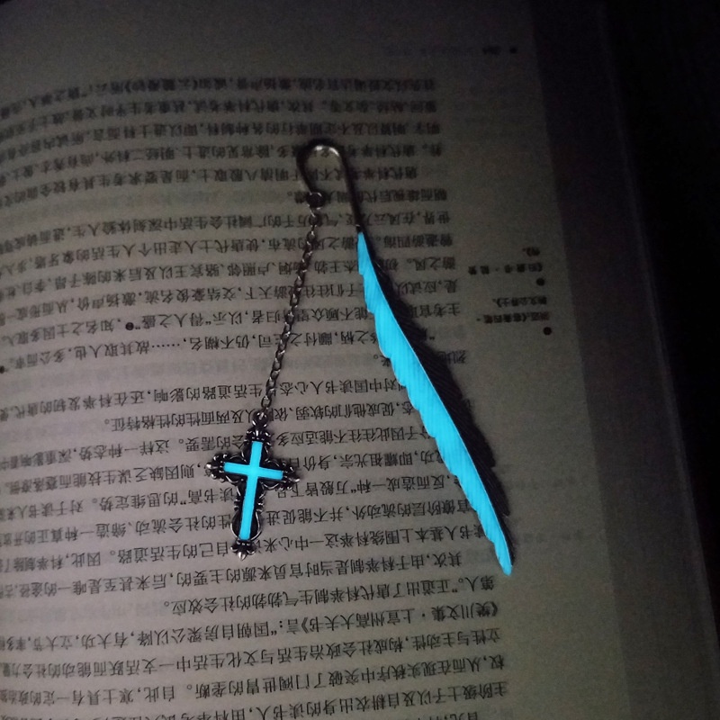 Pembatas Buku Bahan Metal Desain Bulu Gaya Retro Kreatif Luminous Fluorescent Untuk Suvenir