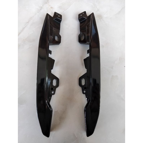 Body Behel Pegangan Jok Belakang Yamaha New Vixion LED BK8 th 2017-2022 Hitam Metalik set Kanan kiri