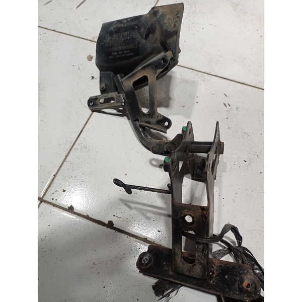 Besi dudukan panel Tameng Lampu vario 125 - vario 150 new 2018 Original