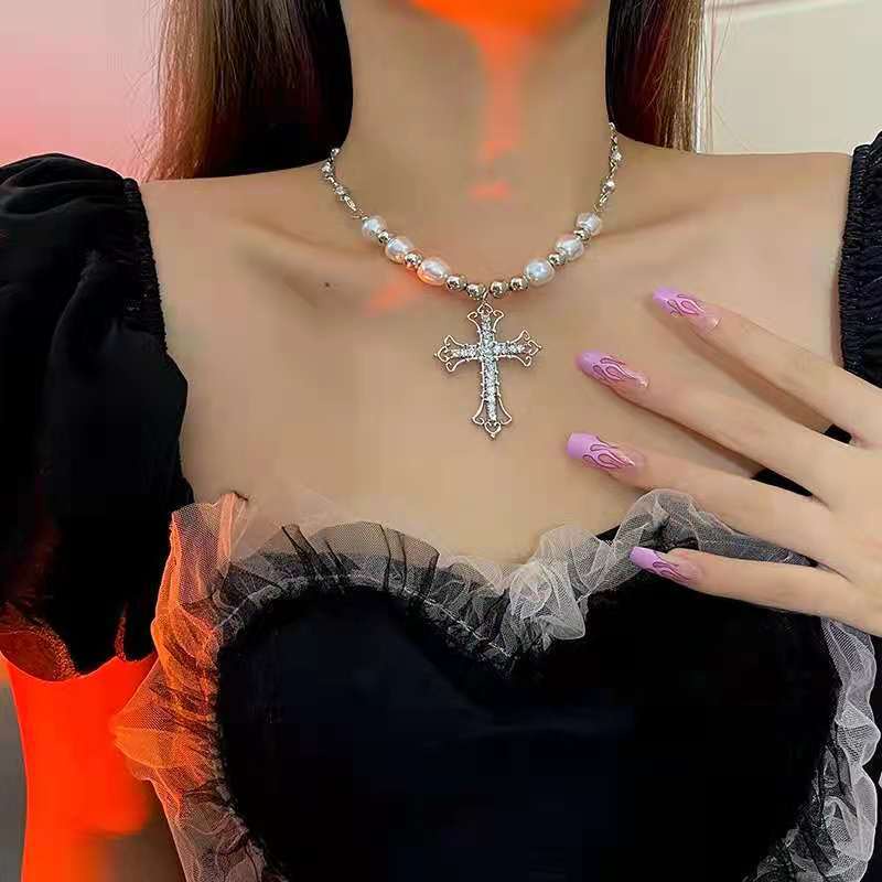 Eropa dan Amerika Mutiara penuh diamond cross kalung wanita in hip hop special interest desain retro