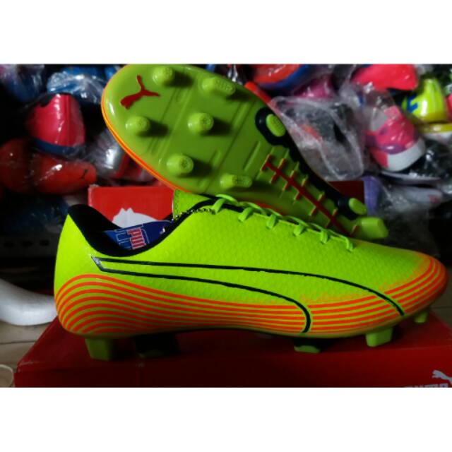 Sepatu bola puma