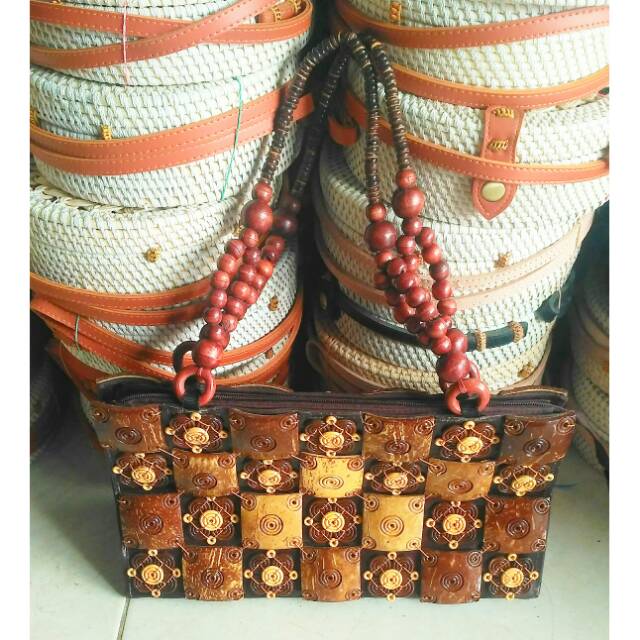 Tas Selempang Wanita Ornamen Batok Kelapa