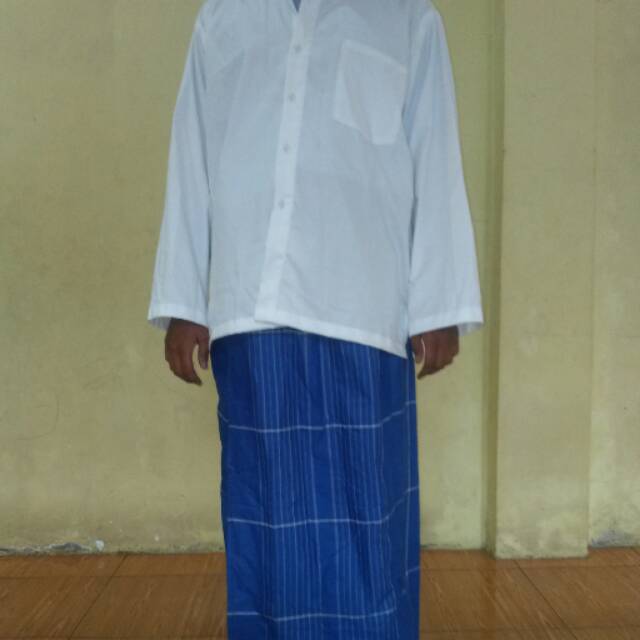 Celana sarung biru motif kotak
