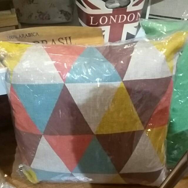 

Lovely Triangle Pillow CP 8