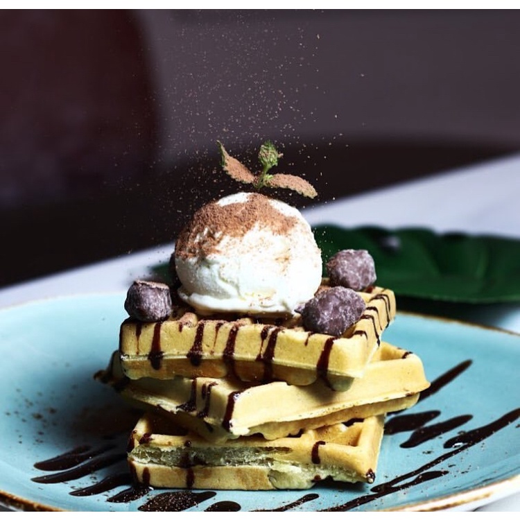 Waffle (topping : caramel popcorn,milo saurs)