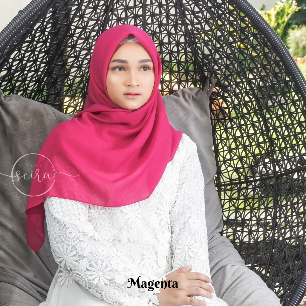 [BISA COD] Bella Square Hijab Segiempat / Kerudung Segi Empat Bella Square / Jilbab Segiempat Bela (Kain Tebal Adem Tidak Menerawang)-Magenta