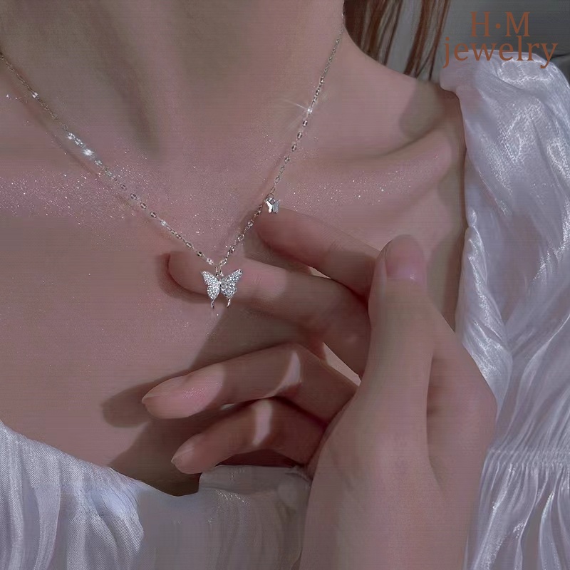 Kalung Rantai Klavikula Desain Kupu-Kupu Aksen Berlian Model Single Layer Minimalis