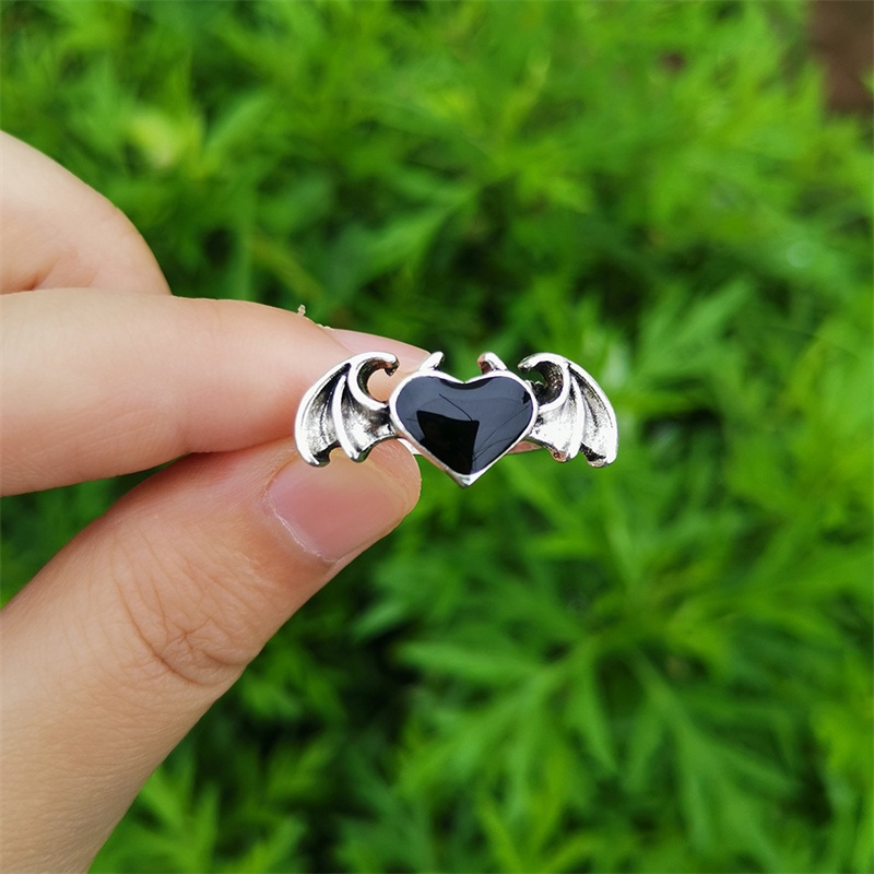 Cincin Model Terbuka Desain Sayap Iblis Hati Warna Hitam Merah Gaya Retro Adjustable Untuk Pasangan