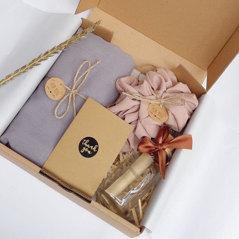 

Atriyas.id - Hampers Hijab Komplit / Kado Ulang Tahun / Kado Wisuda